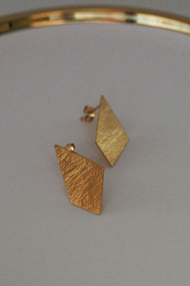 Kolczyki geometryczne szczotkowane złote by La Tienne