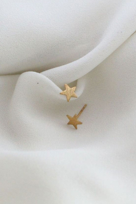 Kolczyki srebrne złocone gwiazdki szczotkowane by La Tienne