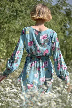 Sukienka niebieska midi w kwiaty by Kasia Miciak